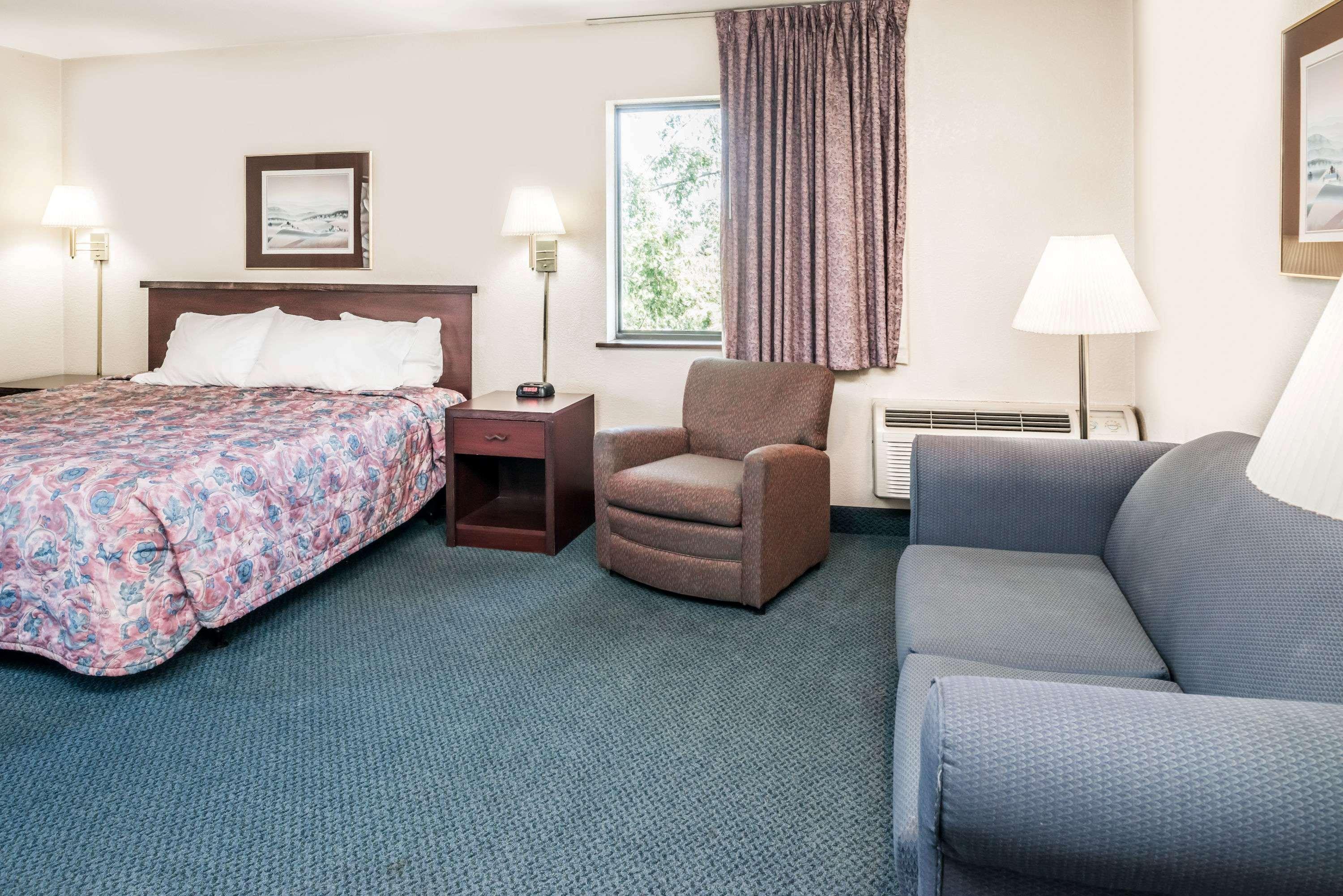 Super 8 By Wyndham Spokane Valley Exterior photo